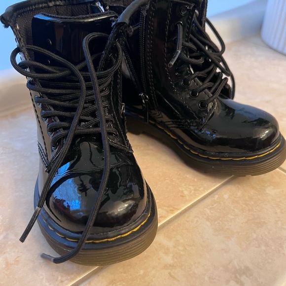 Dr. Martens Size 7 T(toddler) boot - Picture 4 of 7